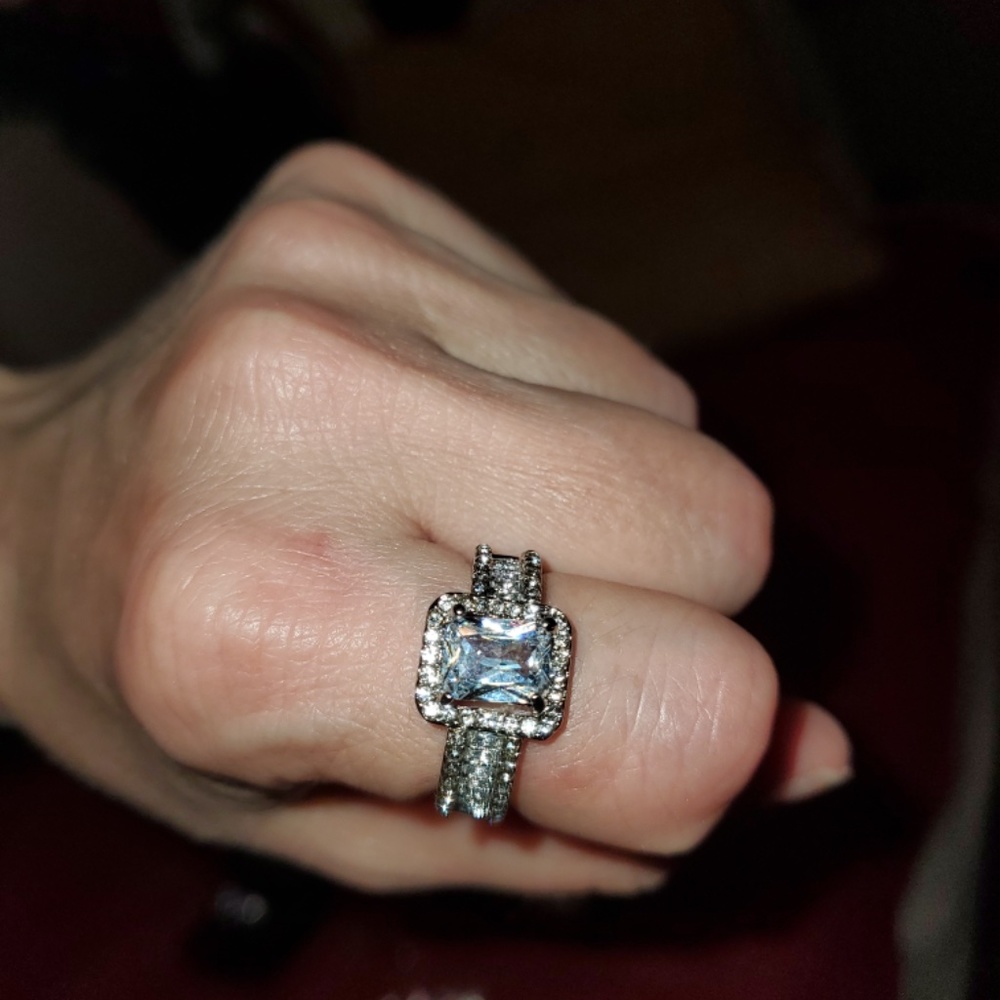 Eloquent & Exquisite 18K White Gold Filled in Stunning White Sapphire Ring 6-10 - Picture 2 of 7